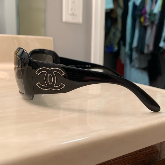 Black python Chanel sunglasses - Picture 2 of 8